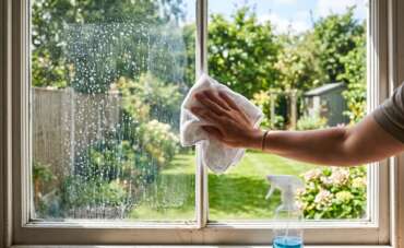 How to Remove Hard Water Stains From Windows